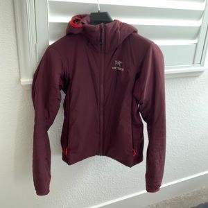 Arc’teryx Atom LT insulated hoodie XS in Crimson